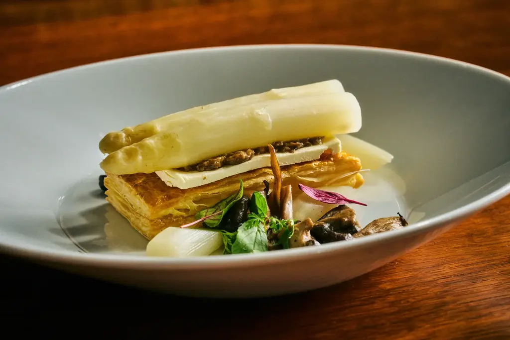 ホワイトアスパラガスを添えたローストビーフなど6種から選べるメインと約20種の春食材の前菜＆チェリーや抹茶をつかったスイーツも堪能　テラス席やシャンパンフリーフロー付プランも選べる春のセミビュッフェ 画像 6