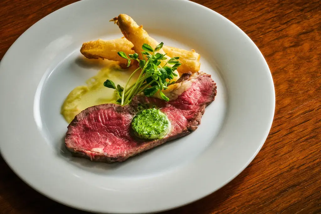 ホワイトアスパラガスを添えたローストビーフなど6種から選べるメインと約20種の春食材の前菜＆チェリーや抹茶をつかったスイーツも堪能　テラス席やシャンパンフリーフロー付プランも選べる春のセミビュッフェ 画像 7