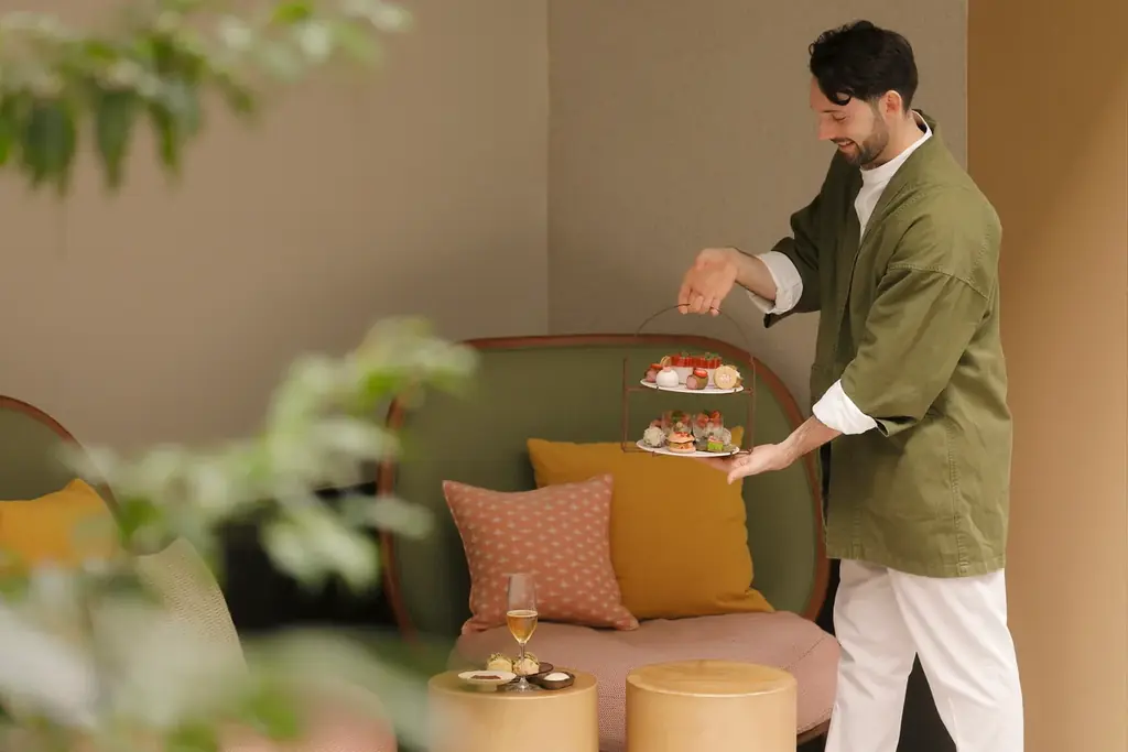 ホテルに咲く枝垂れ桜と桜アフタヌーンティーで春を満喫。 自然派ラグジュアリーリゾート「シックスセンシズ 京都」の 桜プロモーション 画像 1