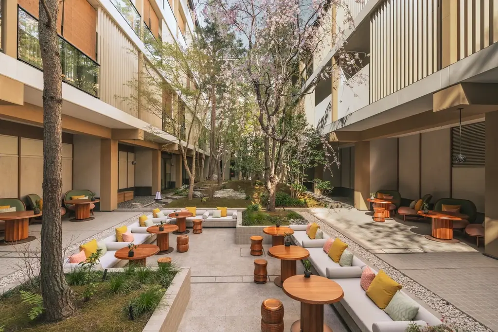 ホテルに咲く枝垂れ桜と桜アフタヌーンティーで春を満喫。 自然派ラグジュアリーリゾート「シックスセンシズ 京都」の 桜プロモーション 画像 2