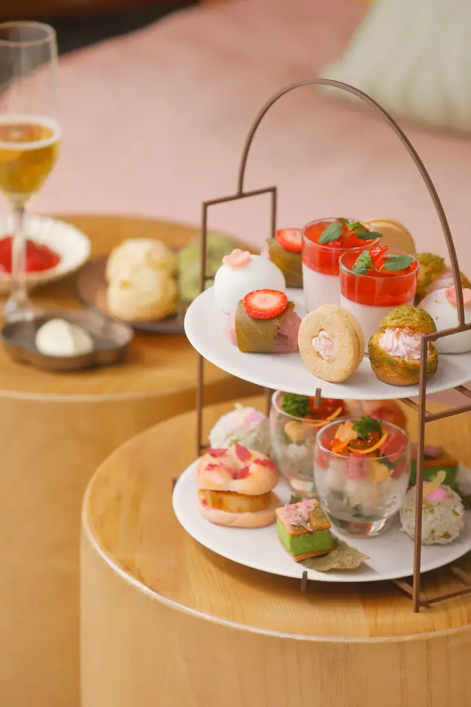 ホテルに咲く枝垂れ桜と桜アフタヌーンティーで春を満喫。 自然派ラグジュアリーリゾート「シックスセンシズ 京都」の 桜プロモーション 画像 4