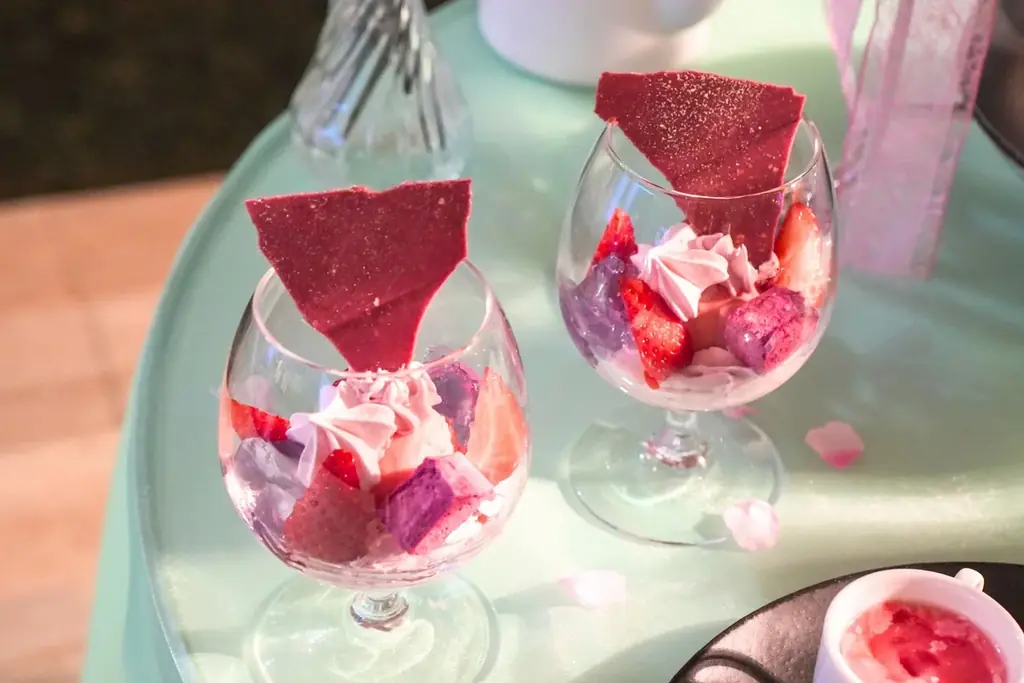 新たな門出に祝福を添える、桜と苺が主役の「春色アフタヌーンティーセット」が登場 画像 2