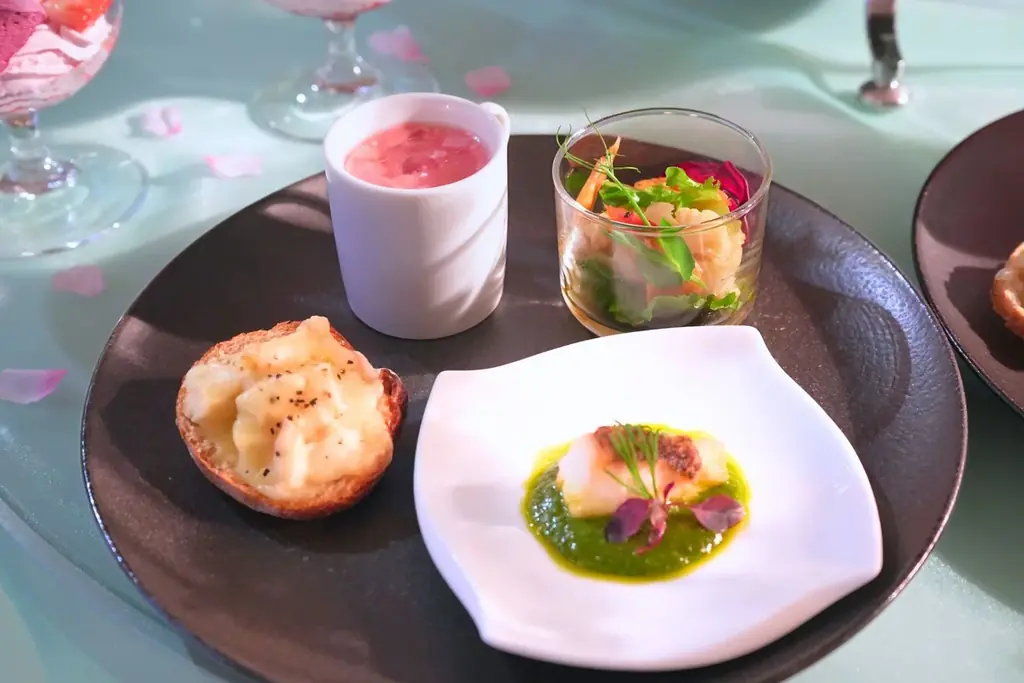 新たな門出に祝福を添える、桜と苺が主役の「春色アフタヌーンティーセット」が登場 画像 3