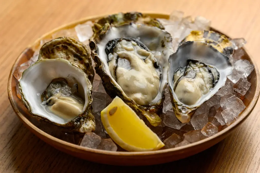 【ひろしまブランドショップ TAU】広島県出身のアンガールズが、かき関連業界にエール！かきグルメ堪能で「うまいでがんす〜！」連発！田中さんの提案で『山根牡蠣』に改名！？ 画像 6