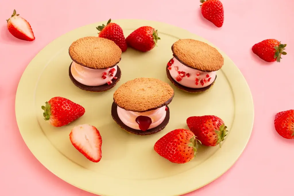 春の訪れを告げるいちご×マシュマロスイーツ『焼マシュマロサンド・ベイクドマロウ ストロベリー』新発売！ 画像 3