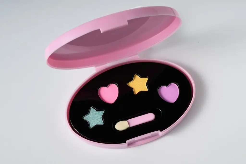 マイメロディ、シナモロール、クロミなど、大人気のサンリオキャラクターズが大集合♡『あそぼうサンリオキャラクターズ　きらめきかわいいブック　メイクぬりえパレット特大号』3月12日発売決定！ 画像 4