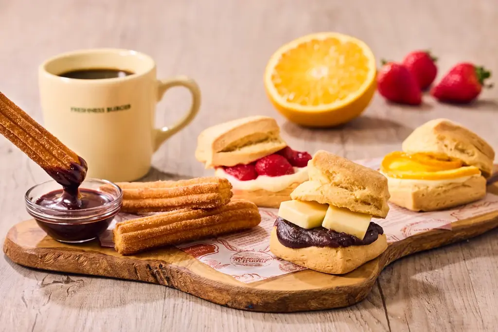 ～ フレッシュネスで楽しむカフェタイム～「作りたてスコーンサンド」がリニューアル。旬のフルーツを使用した新シリーズが登場！ 画像 1