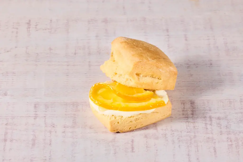 ～ フレッシュネスで楽しむカフェタイム～「作りたてスコーンサンド」がリニューアル。旬のフルーツを使用した新シリーズが登場！ 画像 2