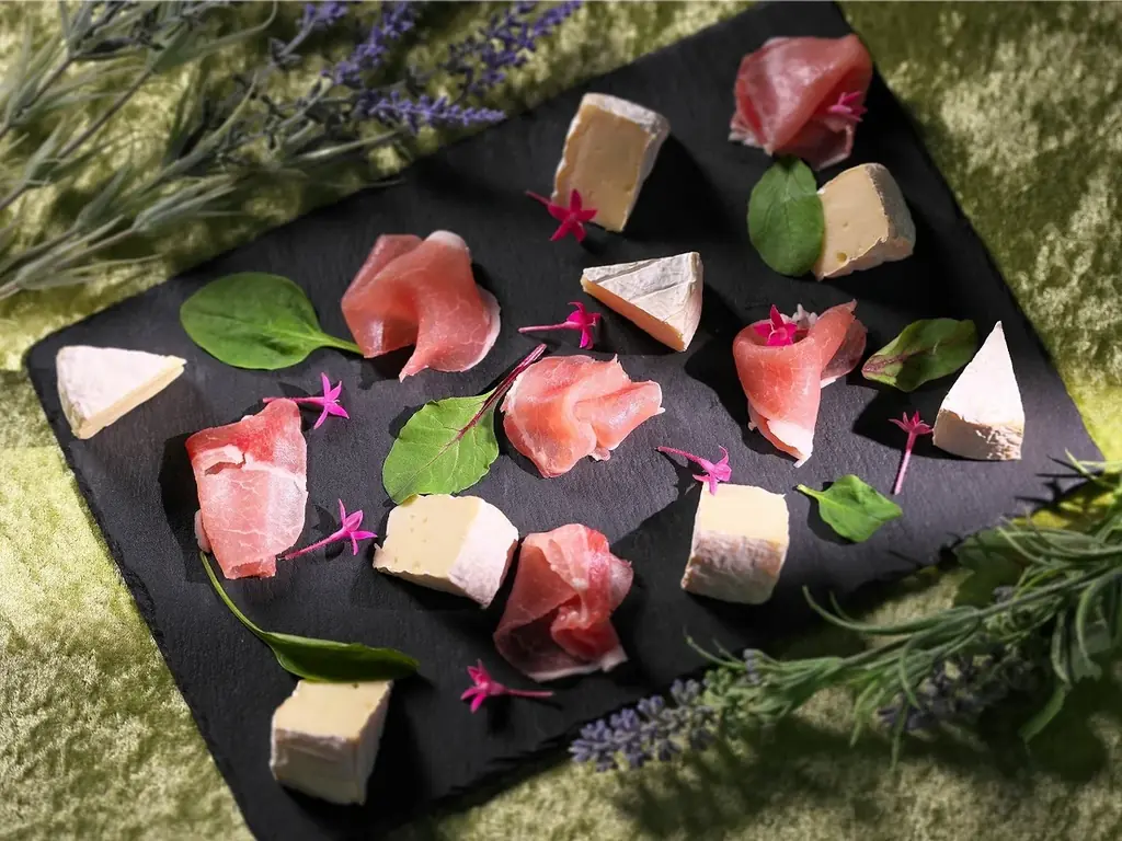 【ANAクラウンプラザホテル成田】北海道料理といちご＆桜のスイーツが楽しめる春らしい華やかなブッフェが2026年3月1日(日)より開催。さらに、『ランチ限定 国産いちご食べ放題』も好評実施中！ 画像 3