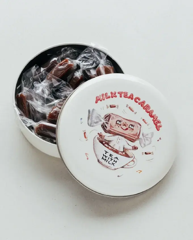 【新商品】ミルクティー味のお菓子ブランド「tea with milk」より“生”食感の〈プレミアム ミルクティーキャラメル〉誕生。fragolaとコラボ、渋谷駅直結で2週間先行販売 画像 6