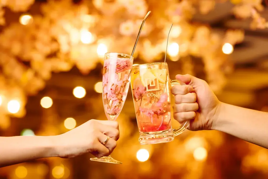 店内に満開の桜！イタリアンバル『CONA』にて『お花見バル-2026-』を開催。あまおう苺の升プリンや桜スパークリングなど、天候を気にせず『苺と桜』を堪能する新作5品が登場！ 画像 10