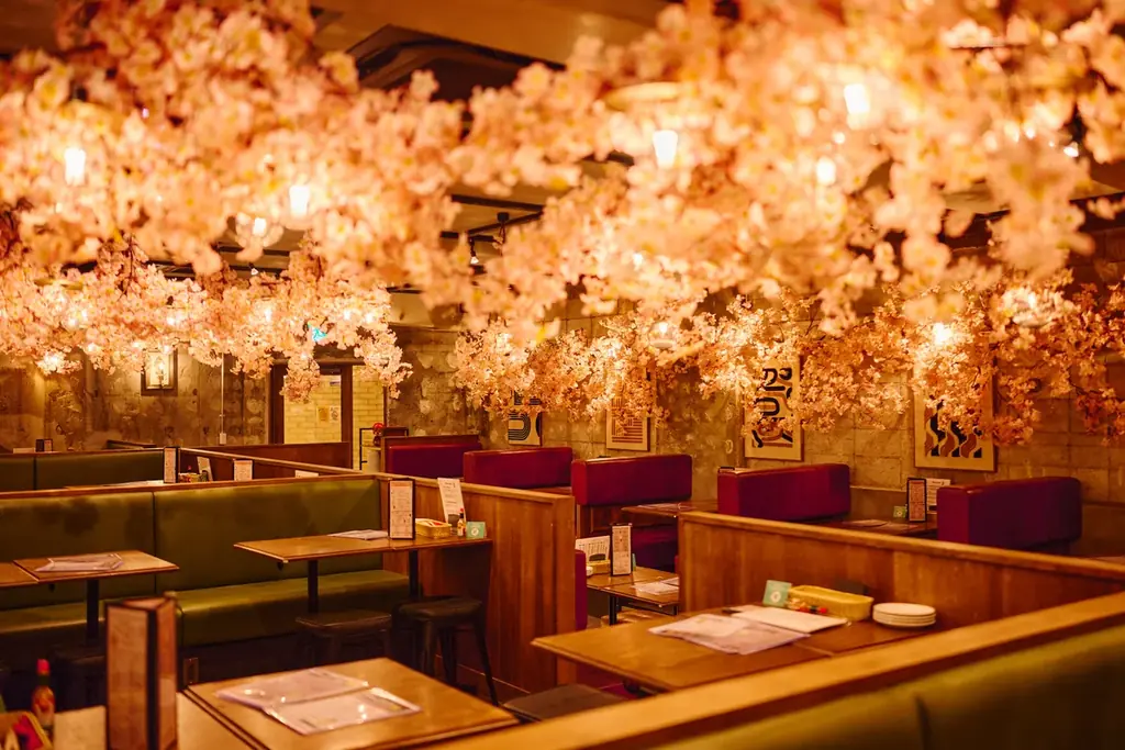 店内に満開の桜！イタリアンバル『CONA』にて『お花見バル-2026-』を開催。あまおう苺の升プリンや桜スパークリングなど、天候を気にせず『苺と桜』を堪能する新作5品が登場！ 画像 3