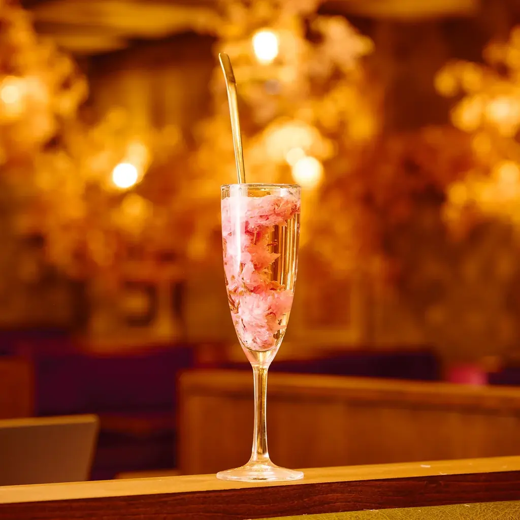 店内に満開の桜！イタリアンバル『CONA』にて『お花見バル-2026-』を開催。あまおう苺の升プリンや桜スパークリングなど、天候を気にせず『苺と桜』を堪能する新作5品が登場！ 画像 7