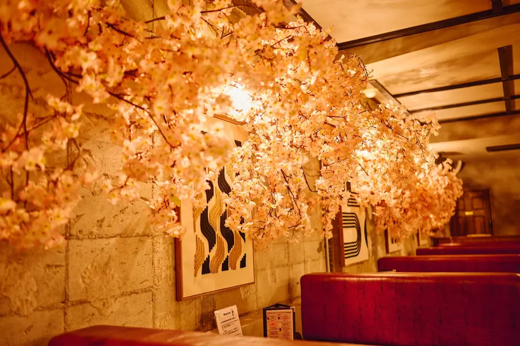 店内に満開の桜！イタリアンバル『CONA』にて『お花見バル-2026-』を開催。あまおう苺の升プリンや桜スパークリングなど、天候を気にせず『苺と桜』を堪能する新作5品が登場！ 画像 9