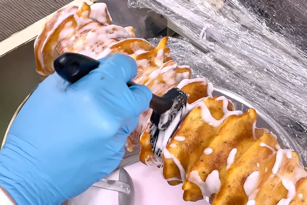 【春限定】アルプスの“山脈バウム”が桜の樹に。外サクッ中もちの絶品グルテンフリー「桜の樹ブレヴァン」2/28登場 画像 8