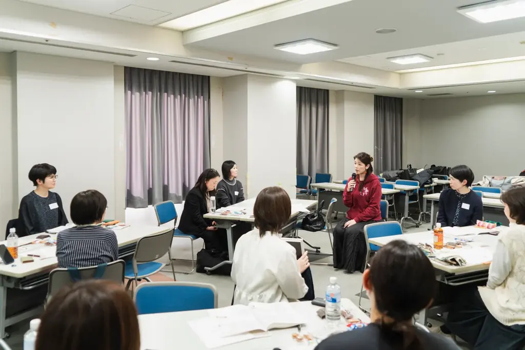 金融機関で働く女性がキャリアについて考える自主交流会「アフタヌーン・井戸端ダイアログ＠広島」を2月21日に開催。8金融機関から13名が参加し、キャリアデザインについて対話。 画像 1