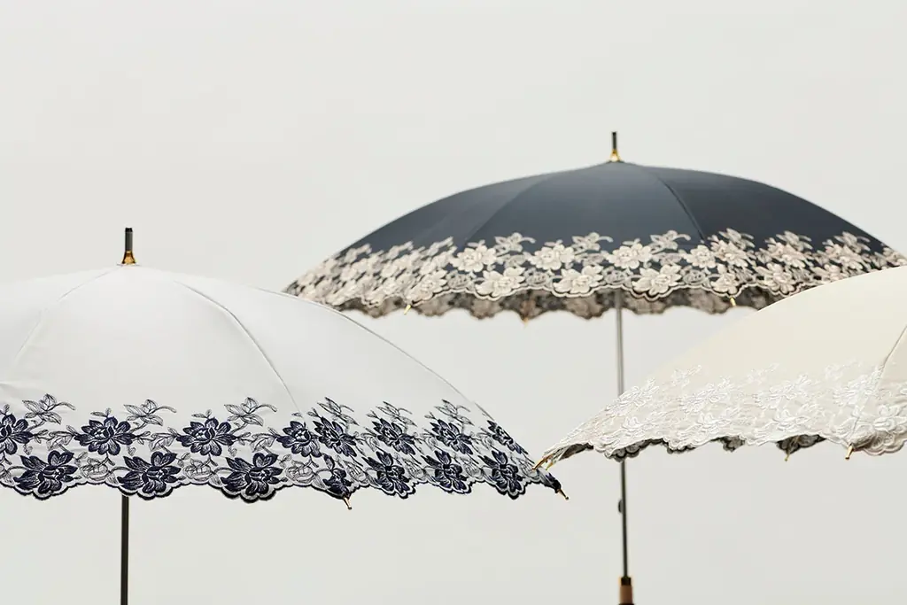 【2026年新作アイテム】トンボ洋傘前原光榮商店が東レサマーシールドに高級刺繍を施した全天候型（オールウェザー）の晴雨兼用・一級遮光傘を3月2日に発売。携えるだけで夏の装いをクラスアップします。 画像 2