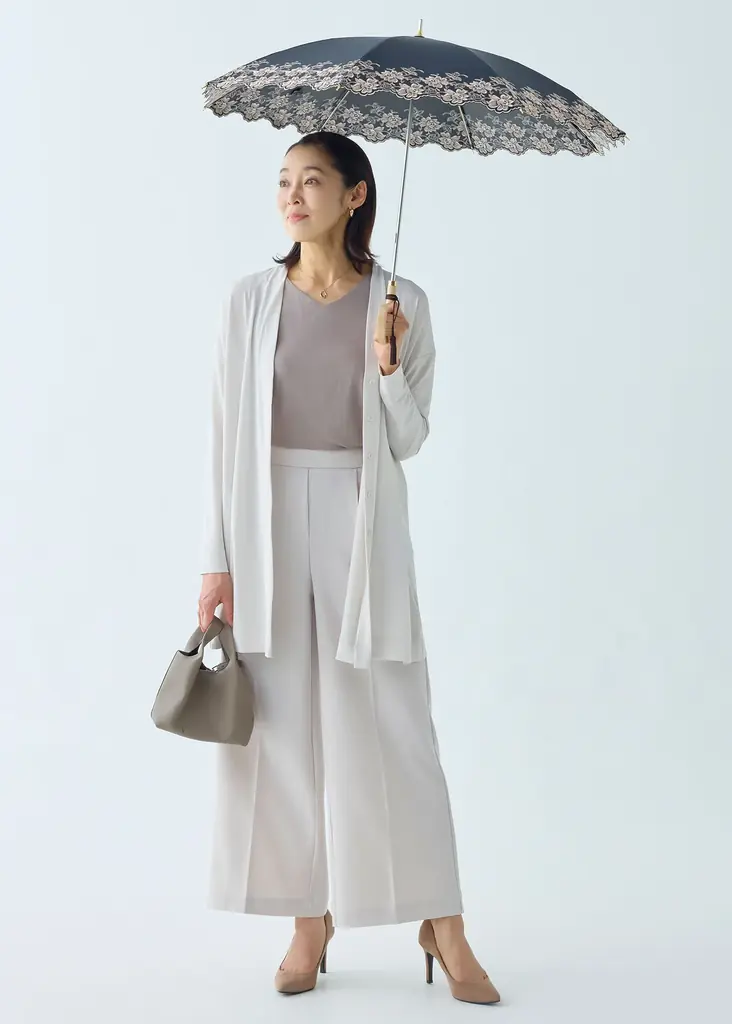 【2026年新作アイテム】トンボ洋傘前原光榮商店が東レサマーシールドに高級刺繍を施した全天候型（オールウェザー）の晴雨兼用・一級遮光傘を3月2日に発売。携えるだけで夏の装いをクラスアップします。 画像 3