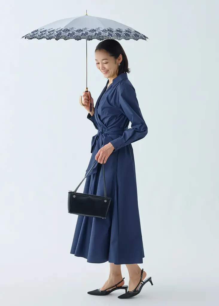 【2026年新作アイテム】トンボ洋傘前原光榮商店が東レサマーシールドに高級刺繍を施した全天候型（オールウェザー）の晴雨兼用・一級遮光傘を3月2日に発売。携えるだけで夏の装いをクラスアップします。 画像 4