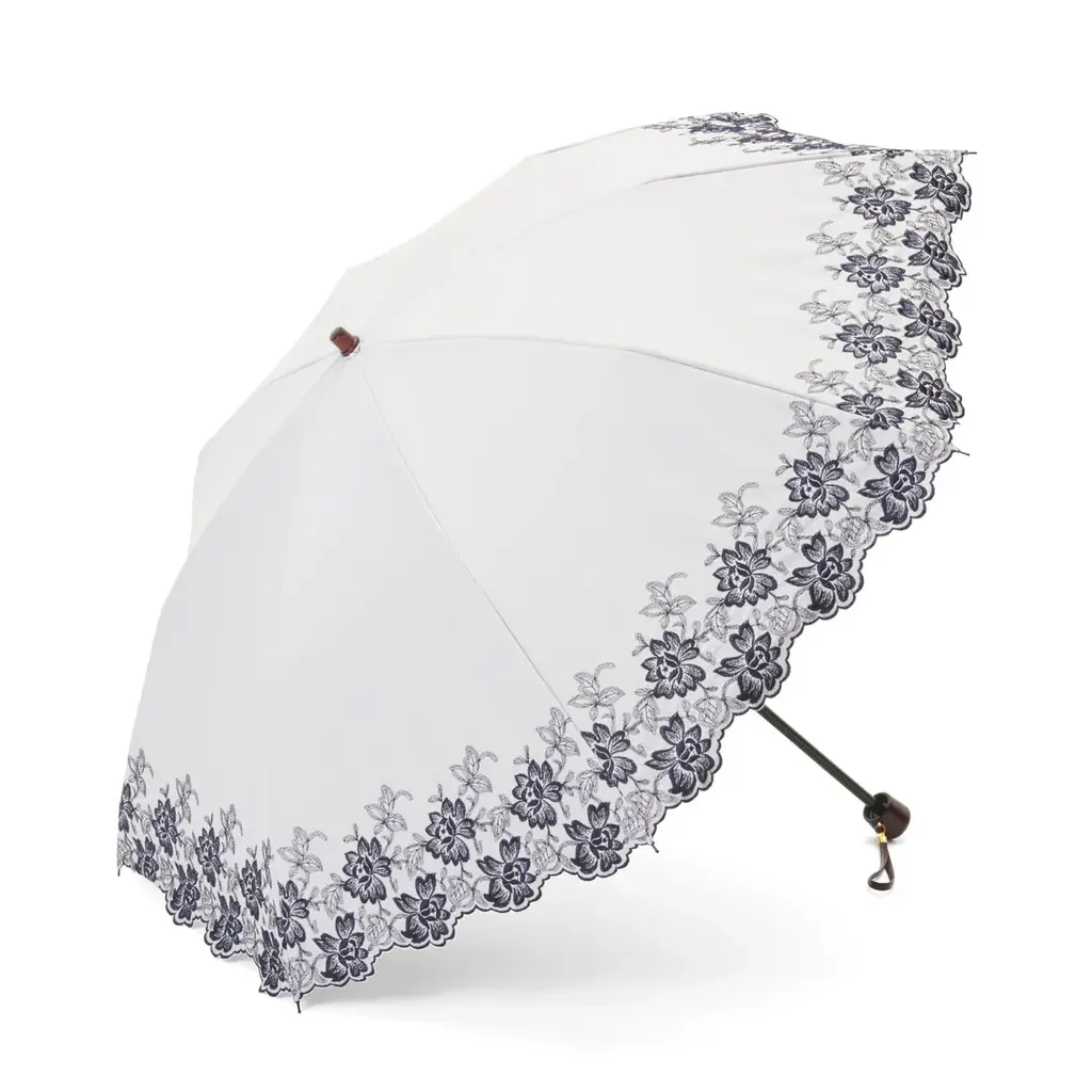【2026年新作アイテム】トンボ洋傘前原光榮商店が東レサマーシールドに高級刺繍を施した全天候型（オールウェザー）の晴雨兼用・一級遮光傘を3月2日に発売。携えるだけで夏の装いをクラスアップします。 画像 7