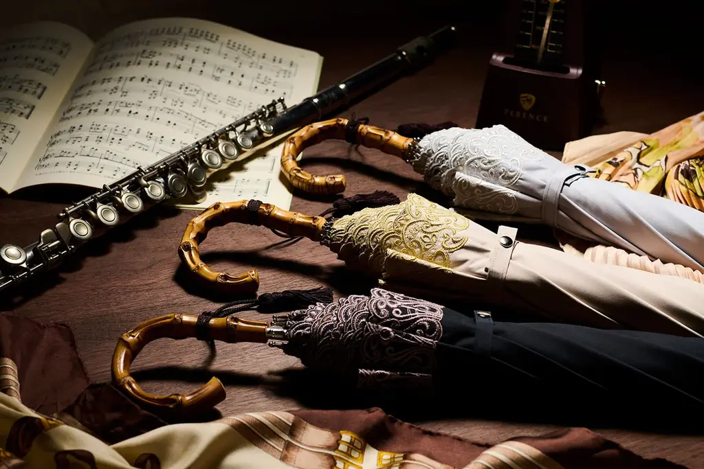 【2026年新作アイテム】トンボ洋傘前原光榮商店が東レサマーシールドに高級刺繍を施した全天候型（オールウェザー）の晴雨兼用・一級遮光傘を3月2日に発売。携えるだけで夏の装いをクラスアップします。 画像 9