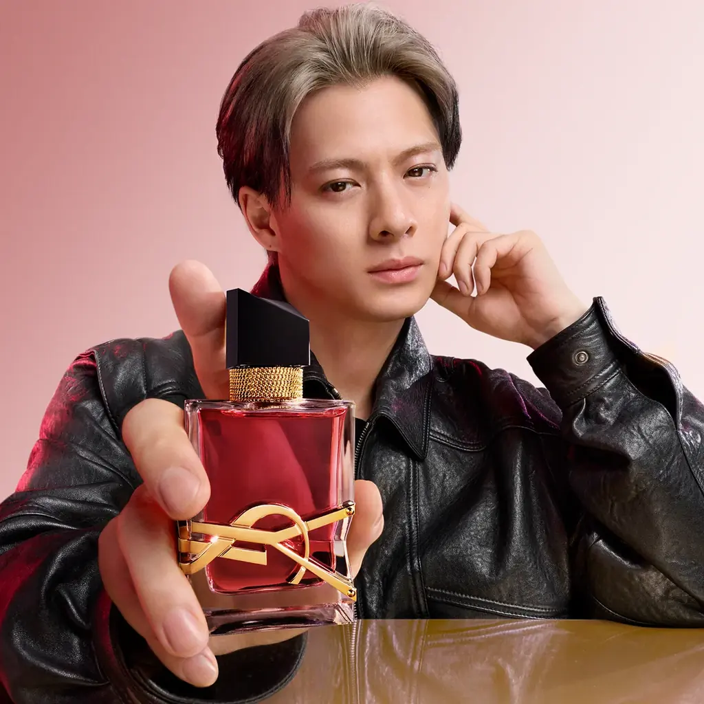 【YSL BEAUTY】イヴ・サンローラン・ボーテ アンバサダー平野紫耀が魅せる、新たな“自由”。ジューシーなラズベリーの新フレグランス「リブレ オーデパルファム ベリークラッシュ」最新LOOKを公開 画像 1