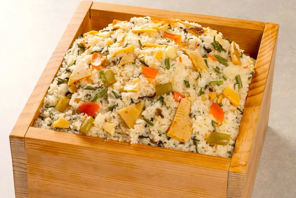 たごさく春のごちそうおこわ。毎年大人気！旬の味覚をぎゅっと詰め込んだ「竹の子山菜おこわ」を3月上旬から期間限定販売 画像 2