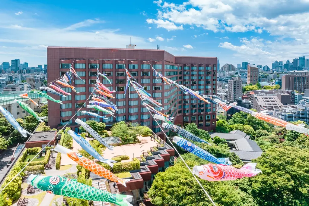 【ホテル椿山荘東京】庭園に舞う100旒の鯉のぼりと、夜を彩るマジックの饗宴「ゴールデンウィーク“マジカルナイト”ファミリービュッフェ」4月29日よりスタート 画像 2
