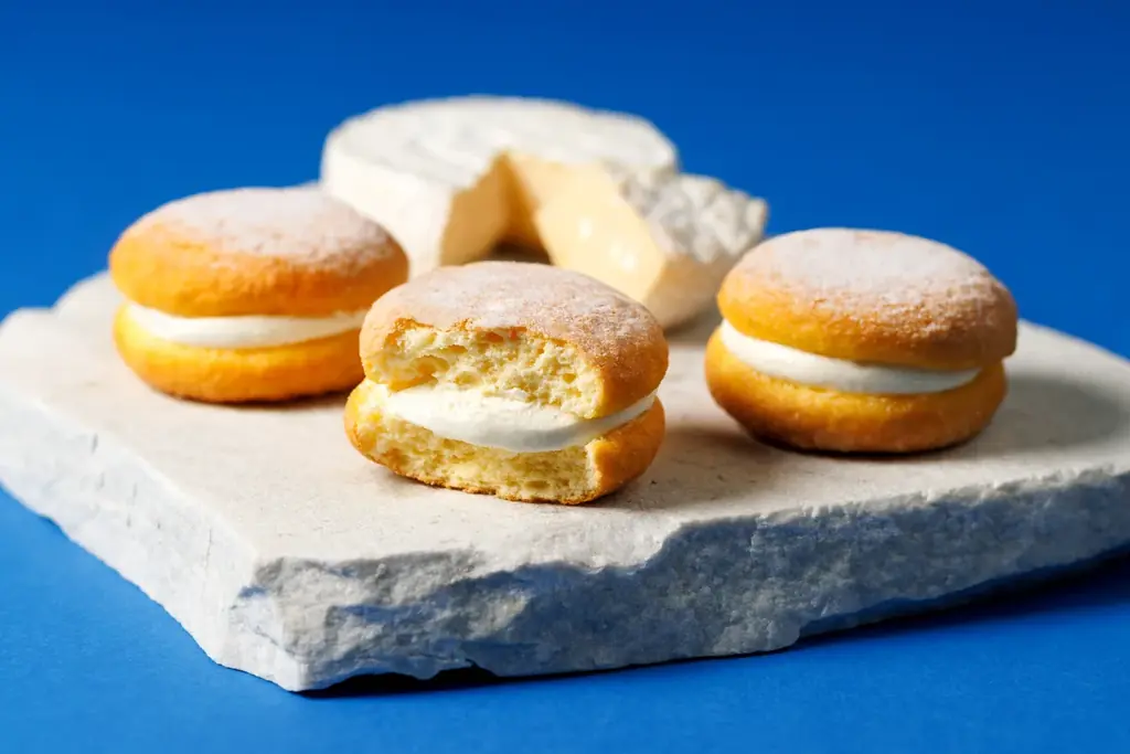 【東京ミルクチーズ工場 】よりまろやかなチーズクリームと苺クリームを合わせた『チーズパフ いちごミルク』を3月1日（日）から期間限定で発売！ 画像 2