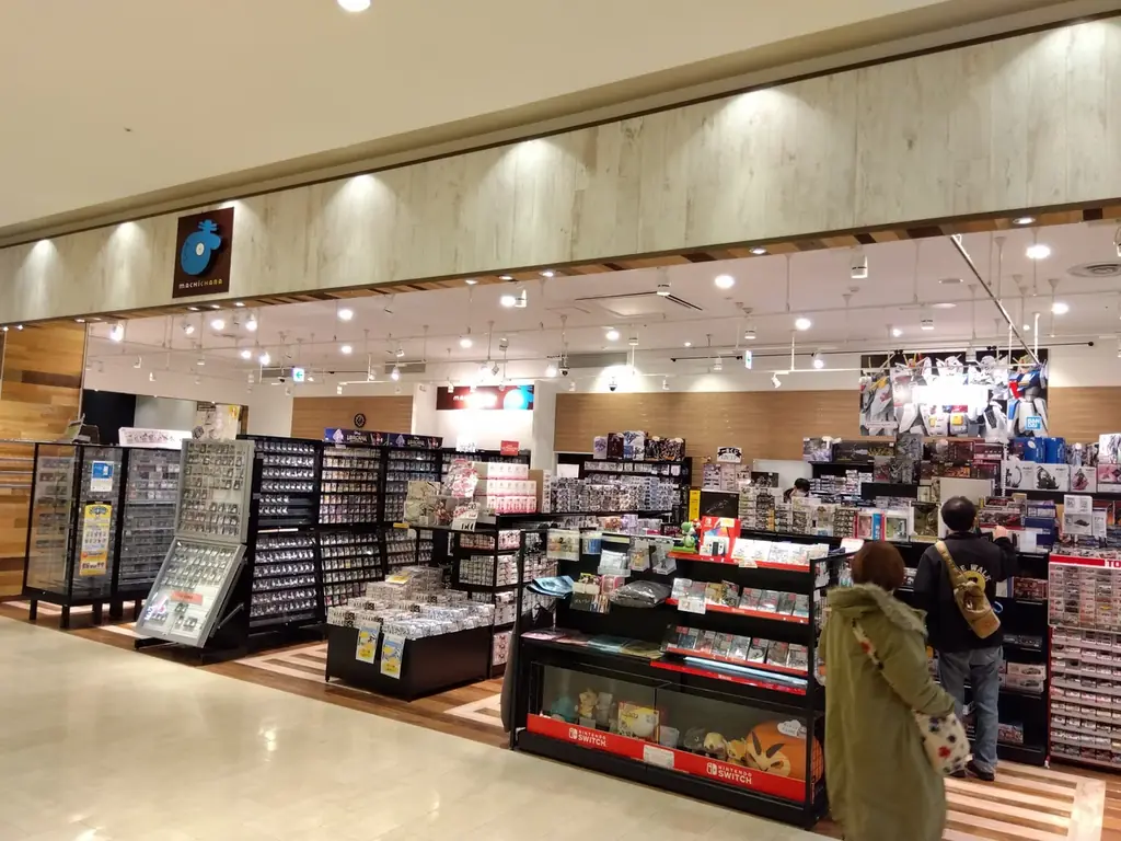 秋葉原発のホビーショップが松戸に誕生！トレカ・ガンプラ・ホビーが充実！32席のトレカ対戦スペース完備。「まちキャラ松戸店」が3/7（土）グランドオープン！ 画像 4