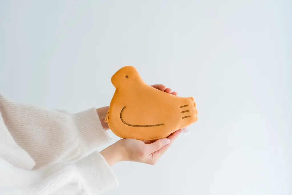 【3月6日は鳩サブローの日】鎌倉本店限定のポーチと、鳩サブレーがぎゅっと集まった柄の数量限定の不思議なグラスを1日限定で販売します。 画像 2