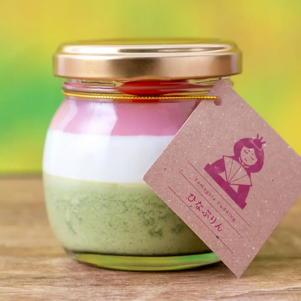 【山形プリン】混ぜれば“桜餅”の味わい？山形の春を五感で楽しむ三層仕立ての和スイーツ「ひなぷりん」が2026年2月28日（土）より期間限定で再登場！ 画像 2