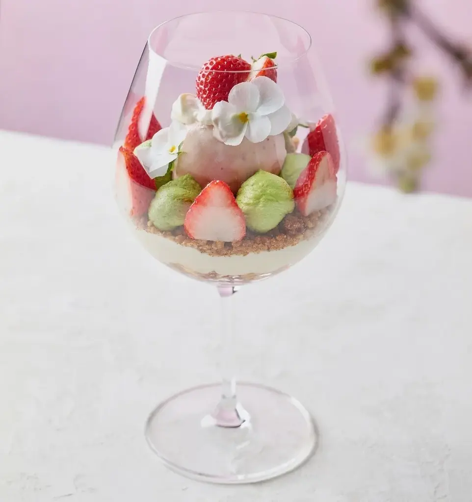 ホテルグランバッハ東京銀座 | 春を醸す ― 発酵がつなぐ日本の春を楽しむパフェ『Fermenté – Fraise & Matcha – 』を発売 画像 1