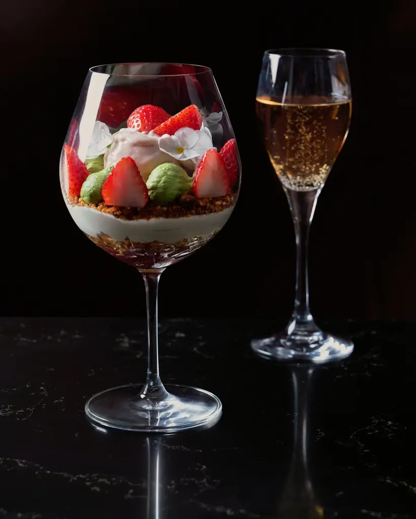 ホテルグランバッハ東京銀座 | 春を醸す ― 発酵がつなぐ日本の春を楽しむパフェ『Fermenté – Fraise & Matcha – 』を発売 画像 2