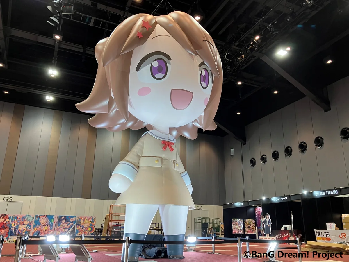 「バンドリ！10周年特別エリア」に高さ約5mの巨大香澄バルーンが登場！バンドリ！プロジェクト11周年を記念し、公式ポータルサイトのリニューアルやハッシュタグキャンペーンも開催中！ 画像 1