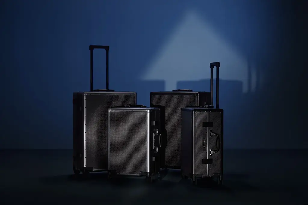 出張移動のストレスは、素材と構造で減らせる。ハイエンド・ビジネスに向けたカーボンファイバーラゲージMVST「Carbon S 2.0 / Carbon X 2.0」 画像 1