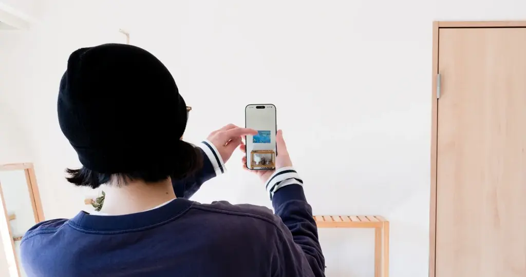 【失敗しないアート選び】スマホで簡単、部屋にアートを“試着”できる。アート専門EC「artgraph.」が、アプリ不要のAR・合成シミュレーション機能を3月1日リリース！ 画像 1