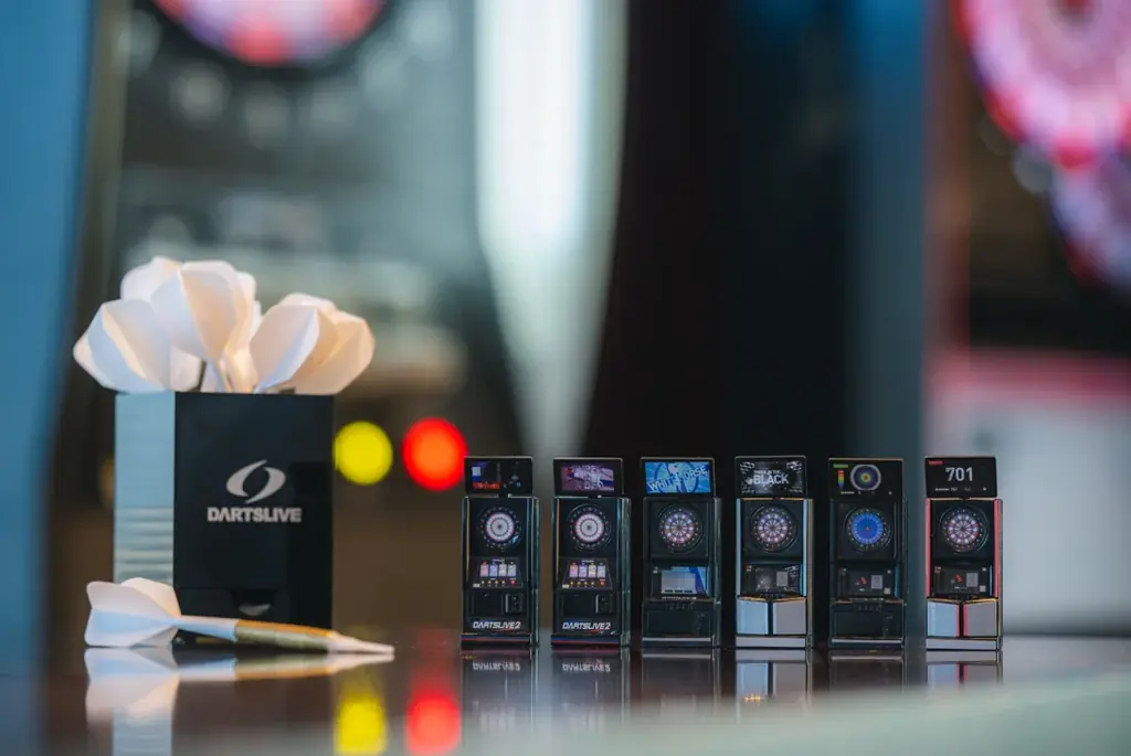 デスクにダーツバーをつくろう！お店と同じ“あの”爽快サウンドも。ダーツライブのガシャポン®第2弾が登場 画像 4