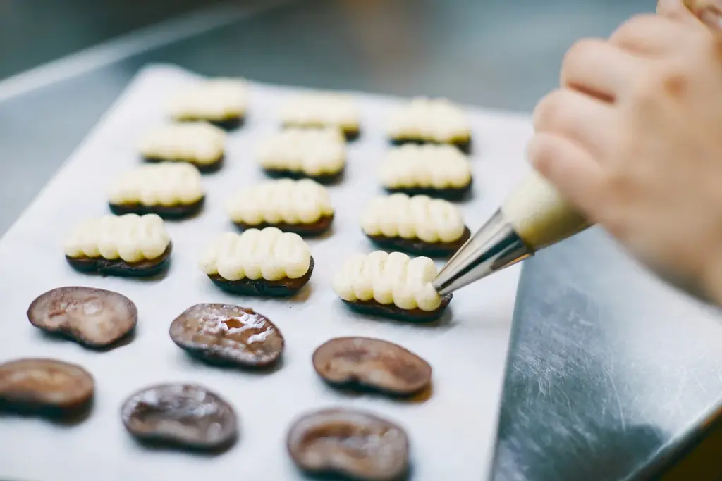 群馬県産の花豆と乳製品からつくられた、地域の恵みをぎゅっと詰め込んだ新感覚のアイススイーツ「アイス花豆サンドウィッチ GUNMA」を販売開始 画像 3