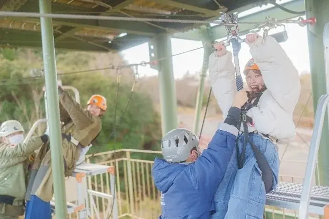 大迫力のゴジラに向かって“ふたりで”絆ジップライン！「春のペアジップライン 〜ゴジラを監視！記録写真をUPせよ！～」 画像 2