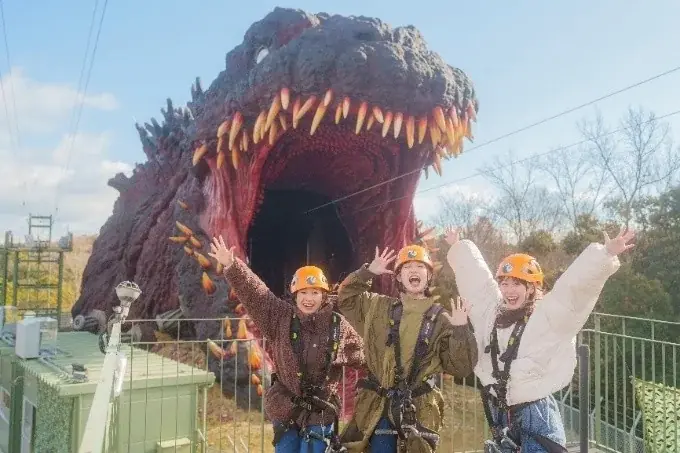 大迫力のゴジラに向かって“ふたりで”絆ジップライン！「春のペアジップライン 〜ゴジラを監視！記録写真をUPせよ！～」 画像 3