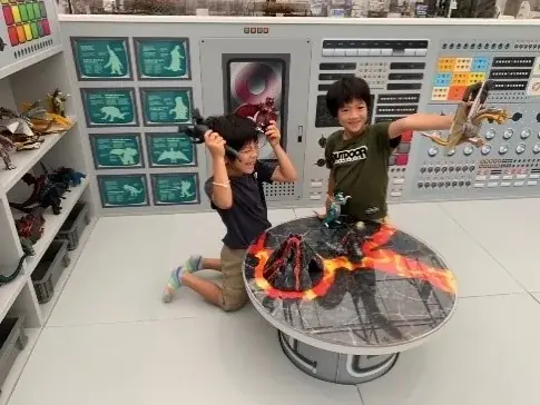 大迫力のゴジラに向かって“ふたりで”絆ジップライン！「春のペアジップライン 〜ゴジラを監視！記録写真をUPせよ！～」 画像 7