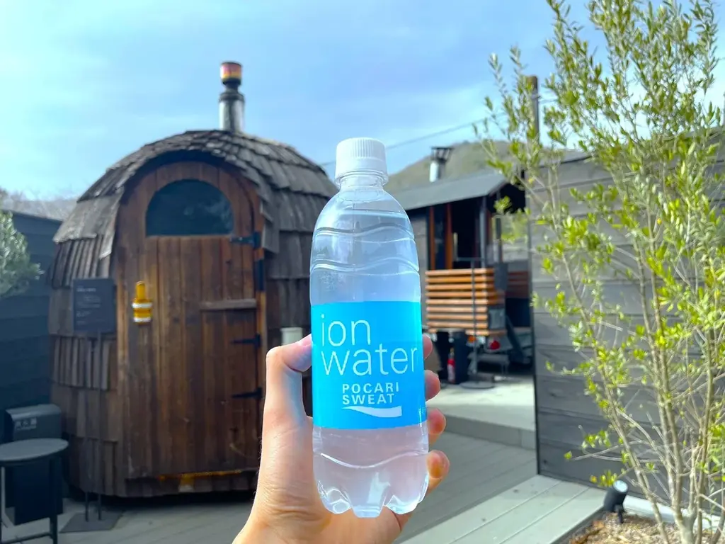 春の桜の下でアウトドアサウナと清流を楽しむサウナイベント。COMORIVERで「お花見サウナフェス2026」を開催。 画像 2