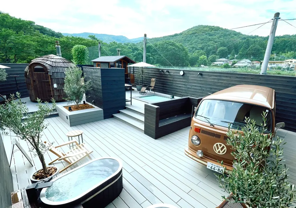 春の桜の下でアウトドアサウナと清流を楽しむサウナイベント。COMORIVERで「お花見サウナフェス2026」を開催。 画像 3