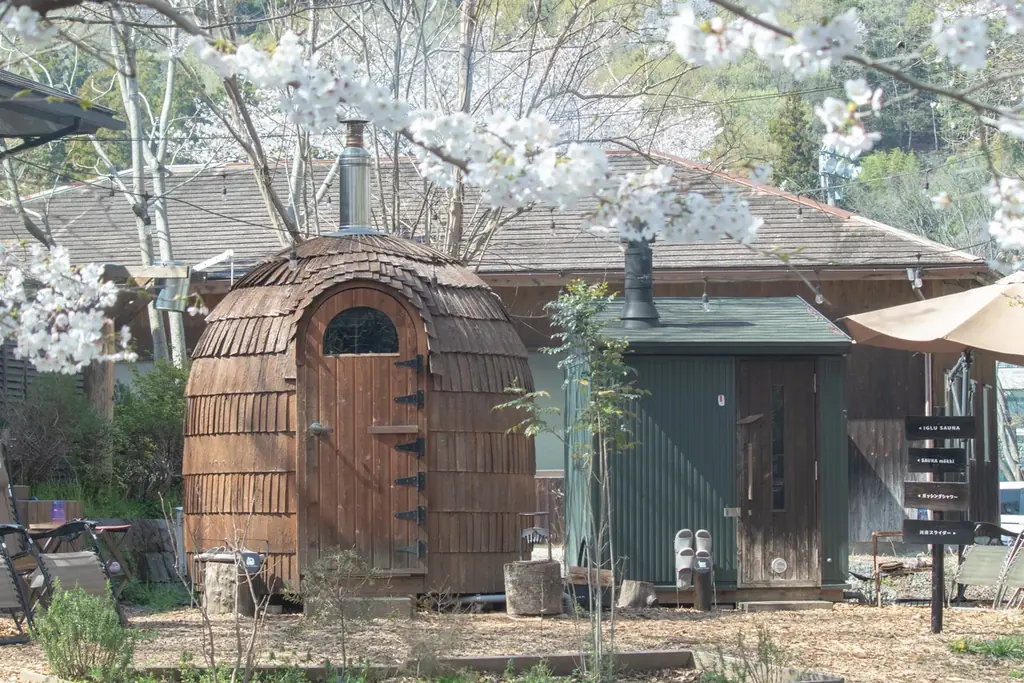 春の桜の下でアウトドアサウナと清流を楽しむサウナイベント。COMORIVERで「お花見サウナフェス2026」を開催。 画像 4