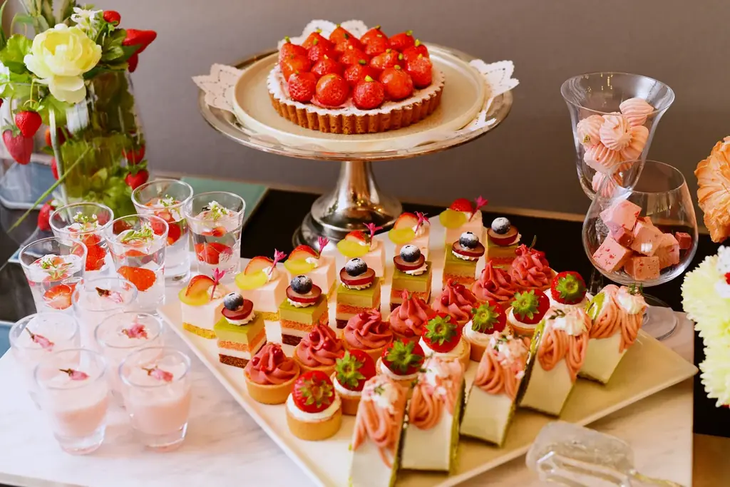 【ホテルプラザ神戸】ご好評につき延長決定！全コースのデザートが「イチゴデザートワゴン」に 画像 1