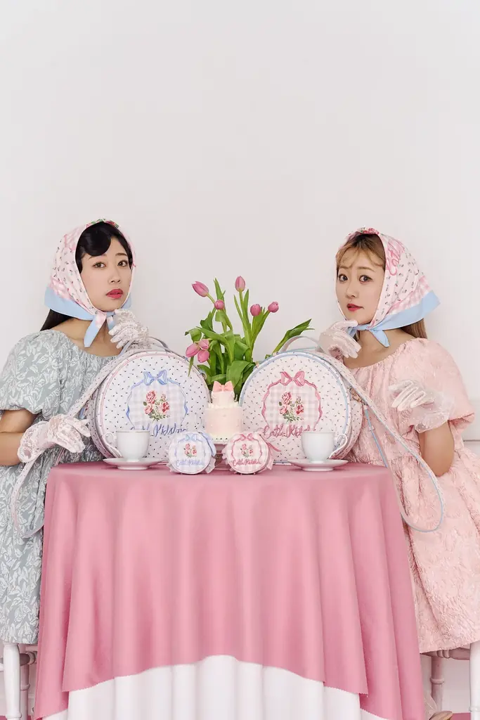 【Cath Kidston】テーマパーク好きインフルエンサー 中島姉妹とコラボレート。特別なアートのトランク風ポーチなど3月13日（金）発売！ 画像 1