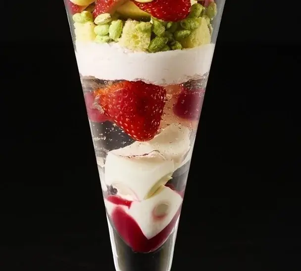 【春を凝縮したほんのり桜色のストロベリーパフェ】ザ ロイヤルパークホテル アイコニック 東京汐留 画像 3