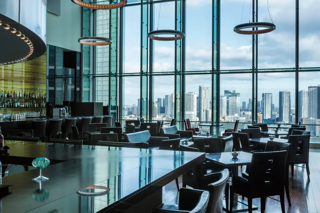 【春を凝縮したほんのり桜色のストロベリーパフェ】ザ ロイヤルパークホテル アイコニック 東京汐留 画像 5