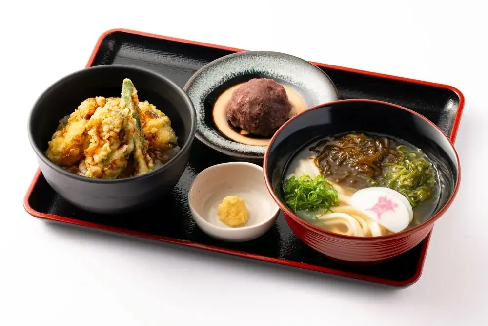 資さんうどん『春の牡蠣＆つるねば祭』開催！牡蠣の天ぷらを盛り合わせに。待望の“もずくうどん”が「もずく・めかぶうどん」になって登場！【3/5（木）スタート】 画像 5